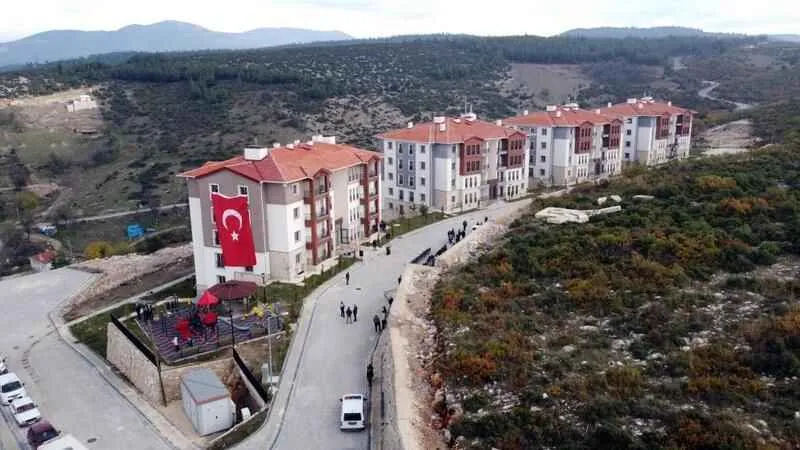 Orhaneli’de TOKİ hak sahiplerine anahtarları teslim edildi