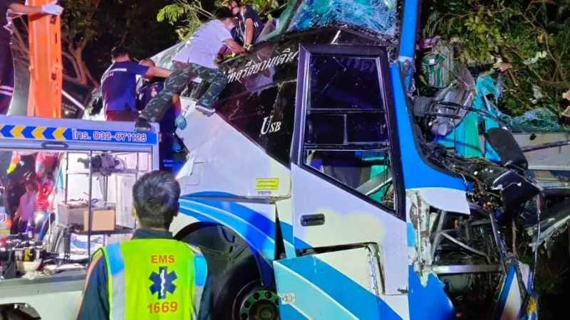 Tayland'da iki katlı otobüs ağaca çarptı: 14 ölü, 35 yaralı