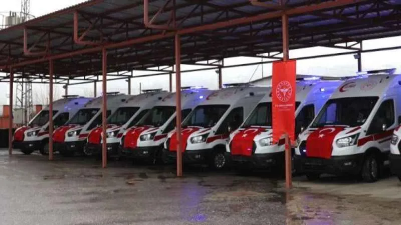 Ambulans ekipleri her ay binlerce kilometre yol yapıyor