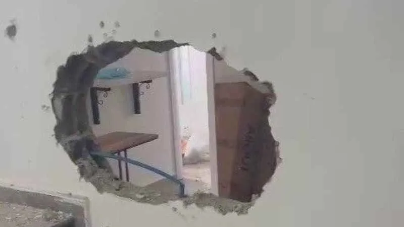 Hırsızlar duvarı delip içeriye girdi