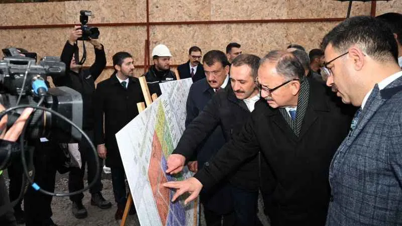 Bakan Özhaseki, Malatya’da çarşı merkezi projesini yerinde inceledi