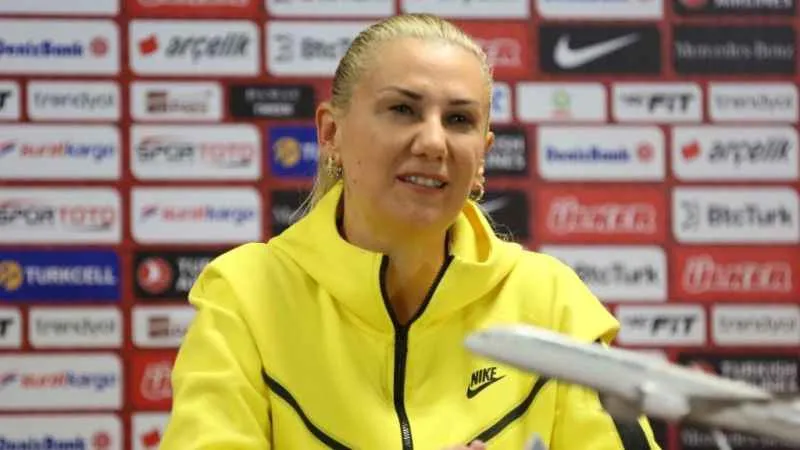 Necla Kıragası: "Kadın futbolunun tarihi bu kızlarla yazılıyor"