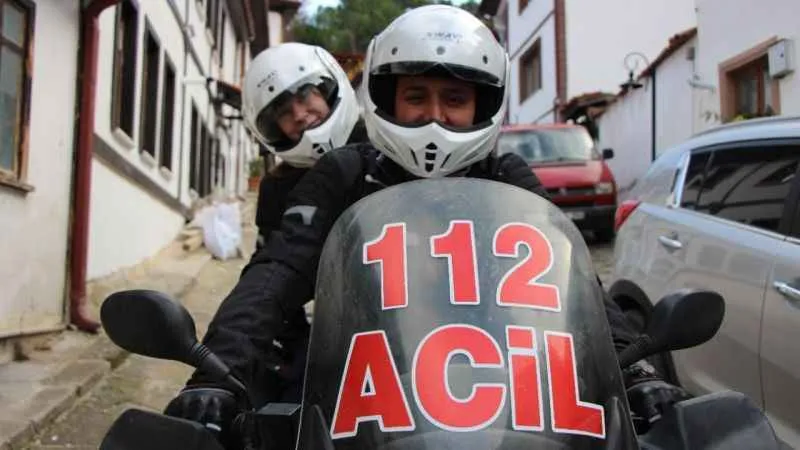 Sağlıkçı çift motosiklet ambulansla hayat kurtarıyor