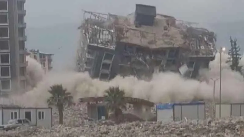 Dinamitle patlatılan 10 katlı bina, kağıt gibi yerle bir oldu