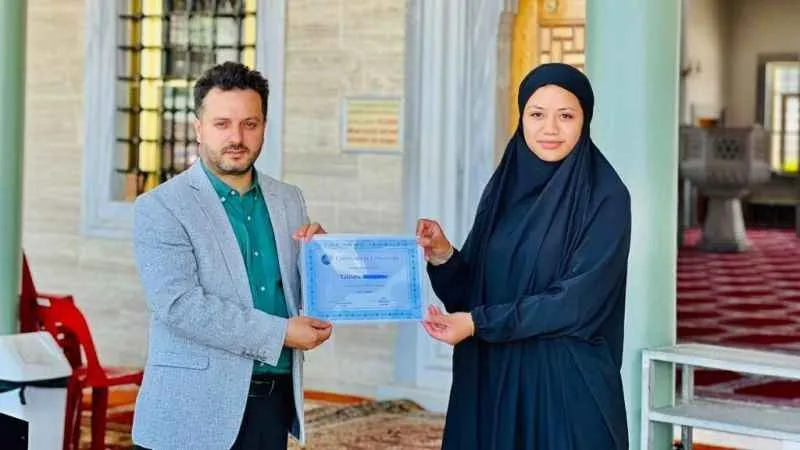 Papazın kızı Auburn Gelibolu Camii'nde Müslüman oldu