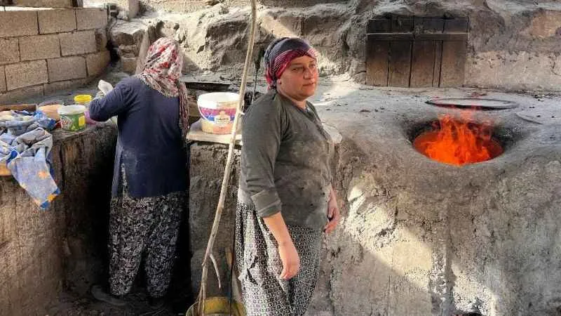Mardin'de kadınlar günde 450 tandır ekmeği yapıyor