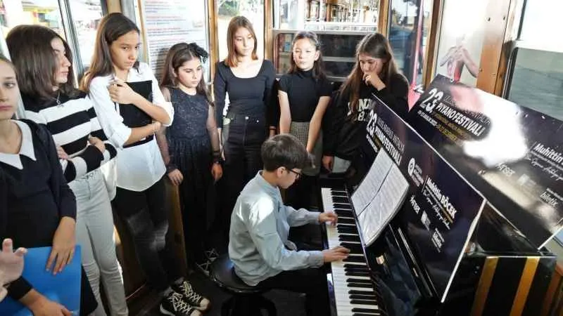 Nostaljik tramvayda piyanolu yolculuk