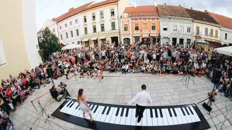 Antalya'da Grande Piano gösterisi