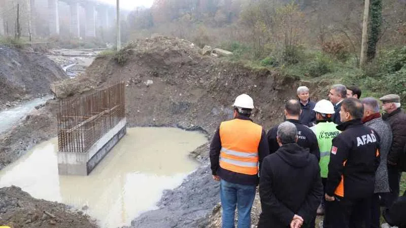 Düzce'de selde yıkılan köprünün yerine yenisi yapılıyor