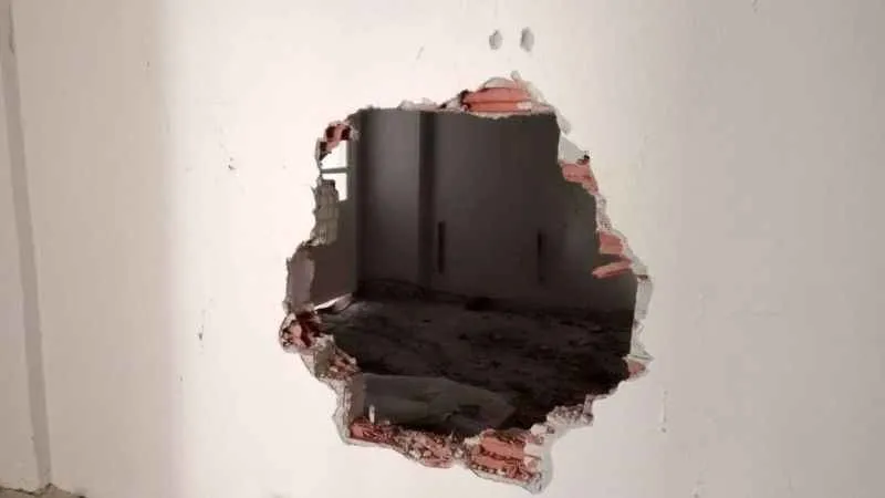 Duvarı delerek girdikleri 10 dairede ne var yok götürdüler