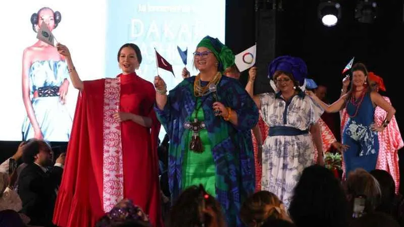 Kadın büyükelçiler sokak çocukları için podyumda