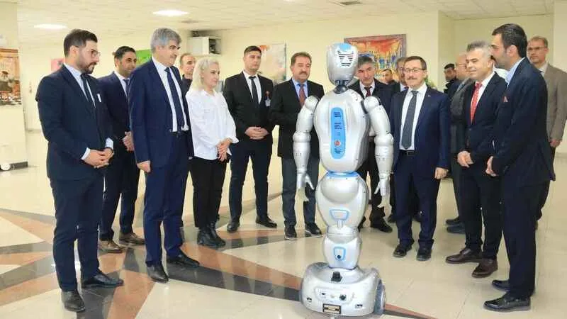 Yapay zekalı robotlar hastanede iş başında