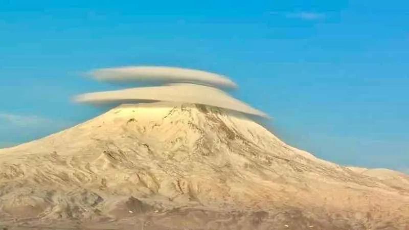 Türkiye'nin zirvesi Ağrı Dağı’nda ‘mercek bulutu’ oluştu