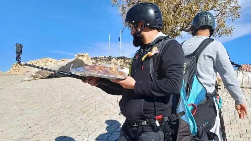 Sipariş edilen yemeği paraşütle götürdü