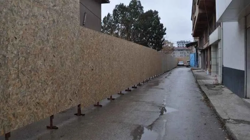 Yıllardır kullanılan sokağı ‘benim’ diyerek kapattı