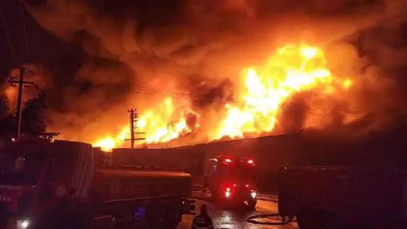 Gebze'de palet fabrikasında yangın
