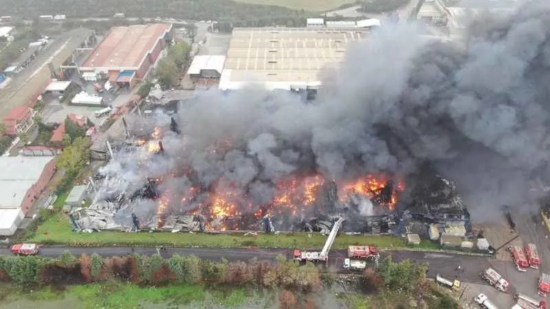 Lojistik deposunda çıkan yangının büyüklüğü gün ağarınca ortaya çıktı