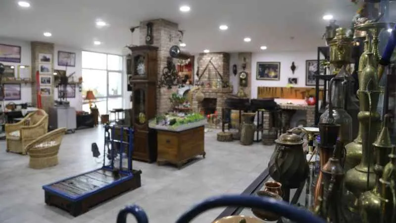 Fabrikasının içinde adeta antika müzesi var!