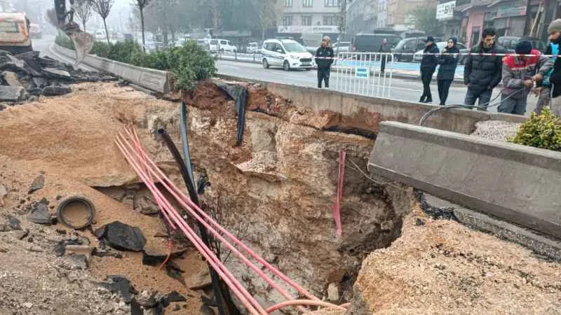 Gaziantep’te sağanak yağış nedeniyle yol çöktü