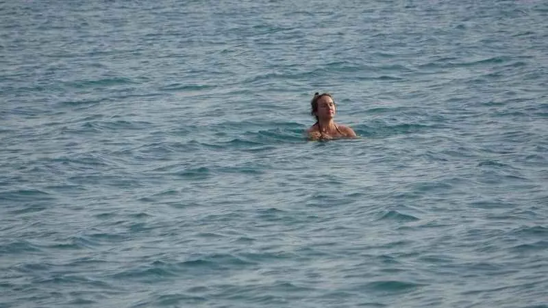 Yüksek kesimlerine kar yağarken, Antalya'nın sahillerinde deniz keyfi