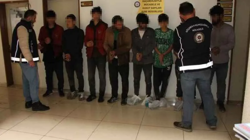 İnsan kaçakçılarının planı ihbarla bozuldu, 8 kaçak göçmen yakalandı