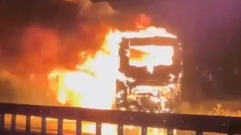 Çanakkale'de içinde 23 yolcusu bulunan yolcu otobüsü alev alev yandı