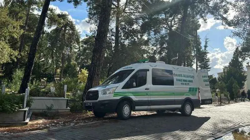 Antalya'dakazada hayatını kaybeden anne ve oğlu, gözyaşları arasında defnedildi