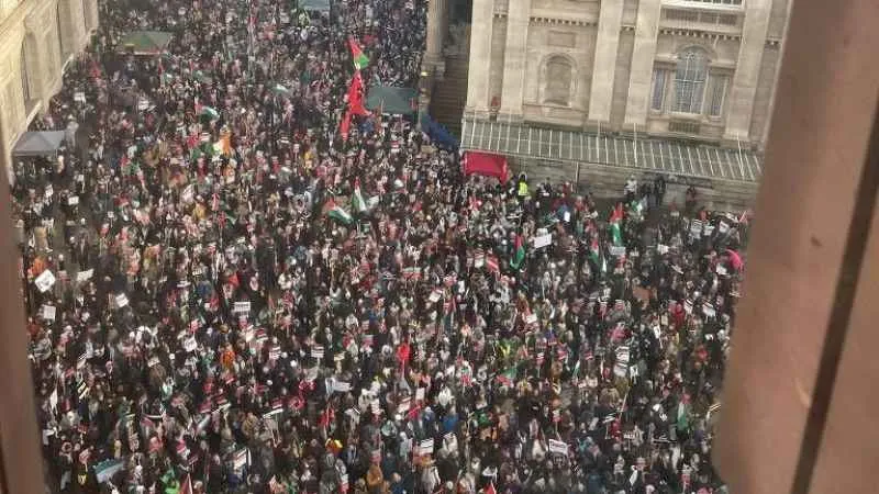 Londra’da on binlerce kişiden Filistin’e destek protestosu
