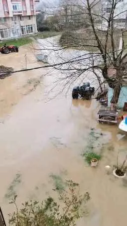 Yalova Çınarcık’ta dere taştı, evleri su bastı, mahsur kalan vatandaşı ekipler kurtardı