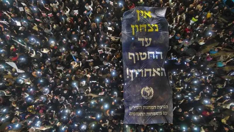 İsrailli esir yakınları Tel Aviv’de protesto düzenledi