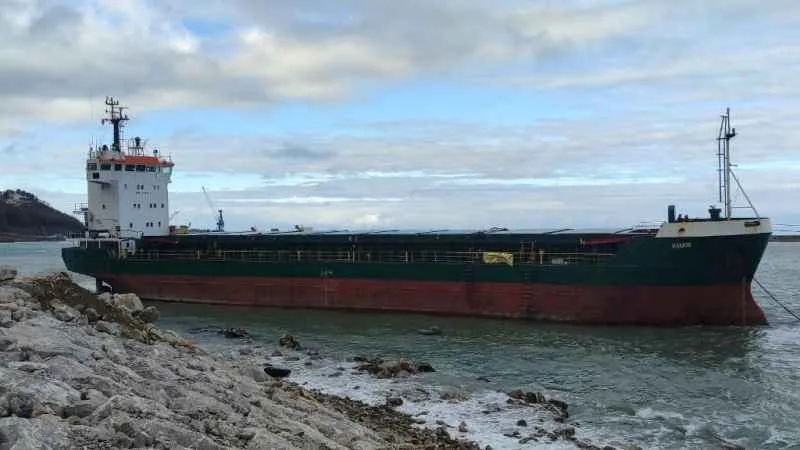 Kastamonu'da karaya oturan geminin çekilmesi için çalışma başlatıldı