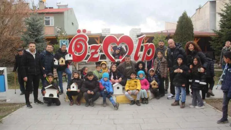 Öğrenciler 150 kuş evi yapıp ağaçlara astı