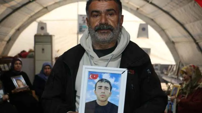 Evlat nöbetindeki baba, evladından gelecek bir haberi bekliyor