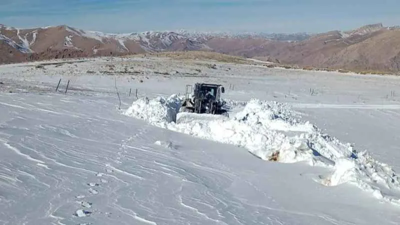 Yüksekova’da kar kalınlığının 2 metreyi bulduğu yolda zorlu çalışma