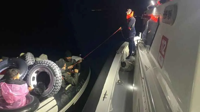 Lastik botları arızalanan göçmenleri Sahil Güvenlik ekipleri kurtardı