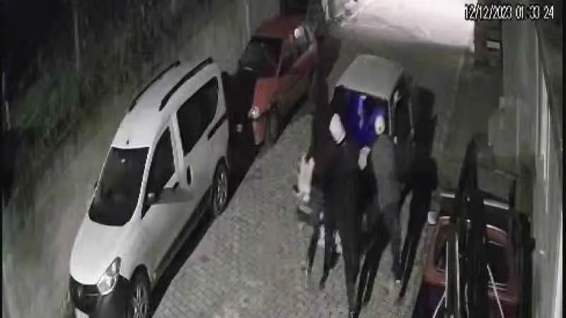 4 kişinin iterek çaldığı otomobil kamerada