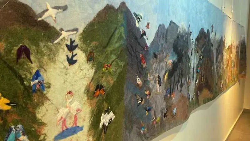 Islak keçe sanatı ile masalları tablolara yansıtıyor