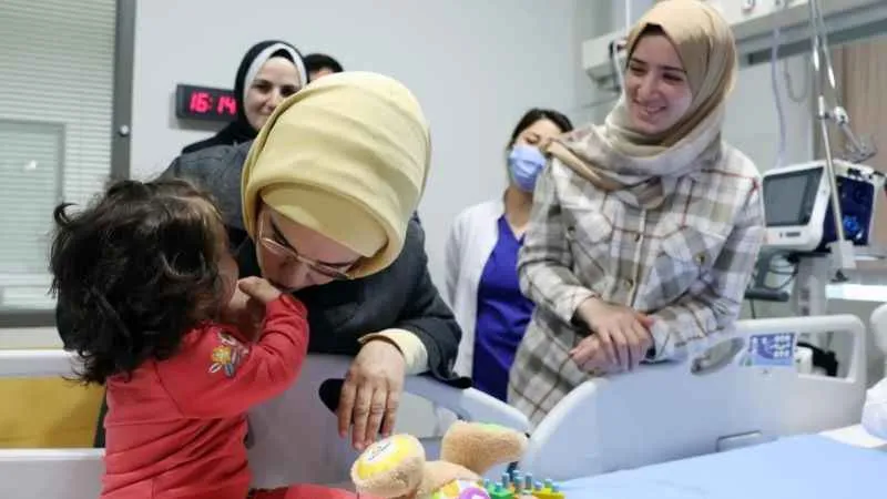 Emine Erdoğan, Gazze'den getirilen 16 çocuğu ziyaret etti