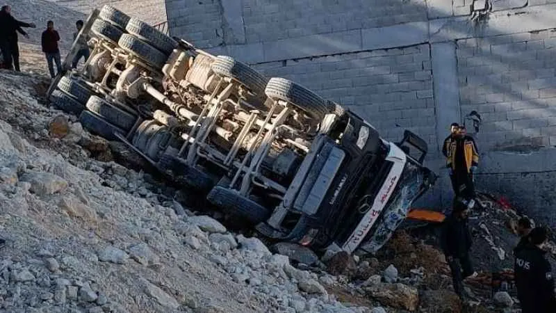 Devrilen beton mikserinde sıkışan sürücüyü itfaiye kurtardı
