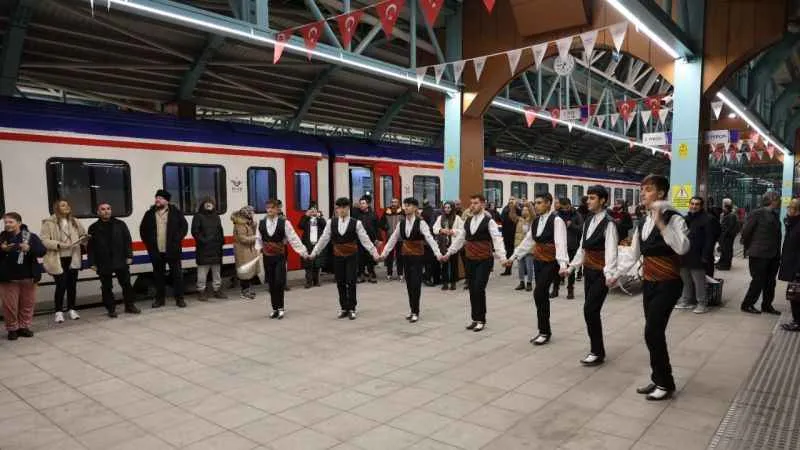Doğu Ekspresi yolcularına halaylı karşılama