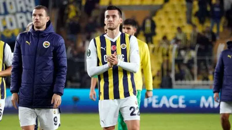 Fenerbahçe ve tribünlerden Umut Nayir'e destek