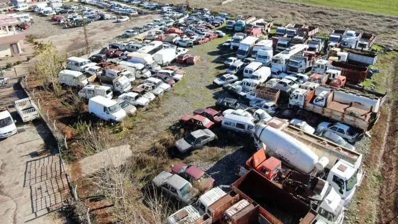 Yediemin otoparkındaki yüzlerce araç sahibini bekliyor