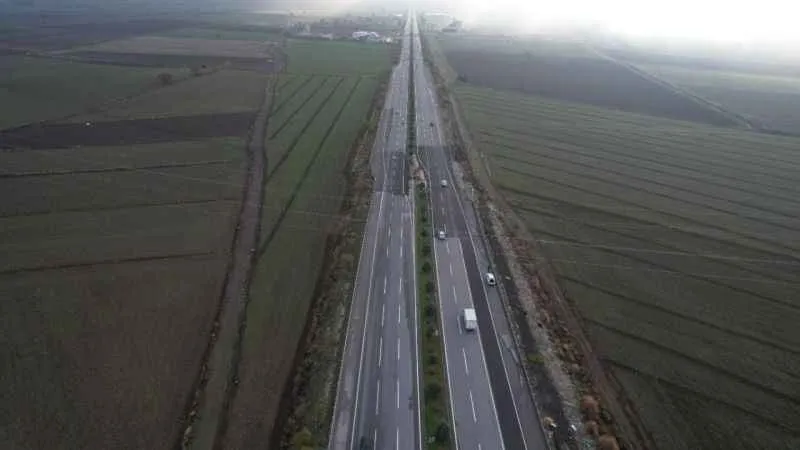 Depremin izi bu yolda hala var