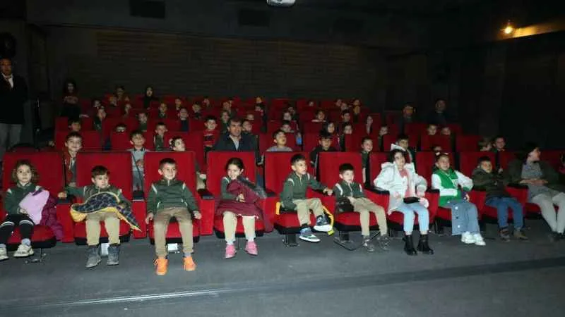 Çocuklar ilk defa bir sinema salonu gördüler
