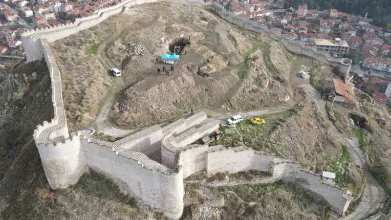 Tarihi kalede 2 bin yıllık sarnıç ve mimari yapı bulundu