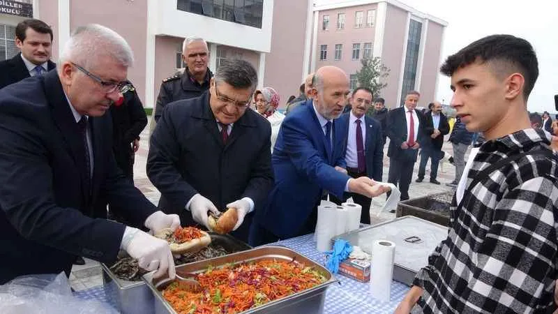 Sinop’taki hamsi şenliğinde 1 ton hamsi tüketildi