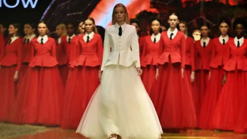 Dünyaca ünlü mankenler Antalya'da podyumdaydı