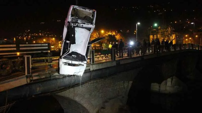 Amasya’da otomobil köprüden Yeşilırmak Nehri’ne uçtu: 1 ölü