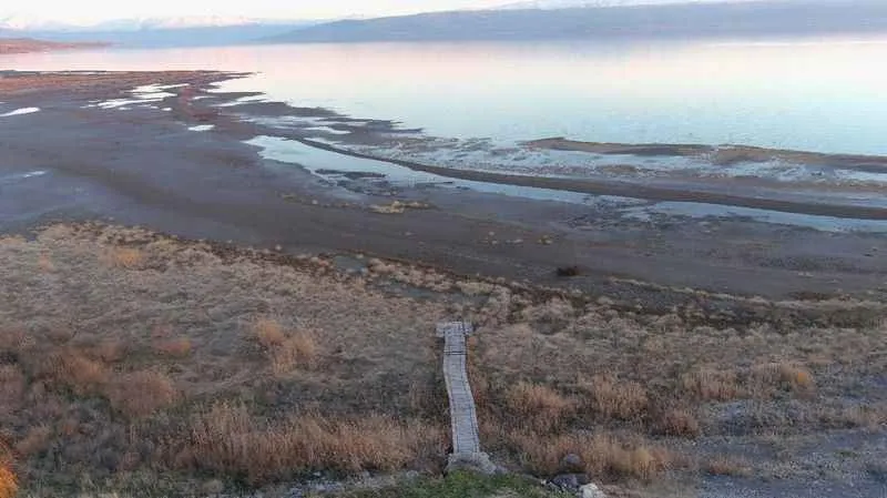 Van Gölü Erciş sahillerinde sular çekildi