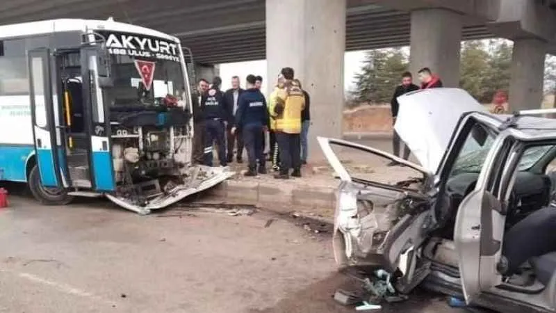 Ankara’da halk otobüsü ile otomobil çarpıştı: 4 yaralı